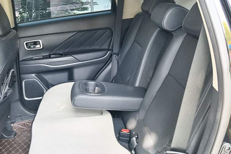 Used Mitsubishi Outlander 2019 2.0L Two-Wheel Drive Comfort Edition 5 Seats China V Standard