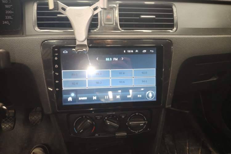 Used Volkswagen Santana 2015 1.6L Manual Fashion Edition Audio And AC Panel