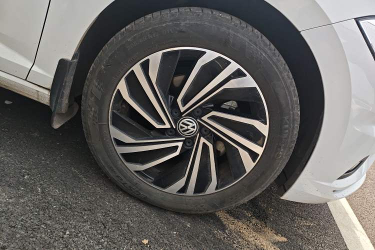 Used Volkswagen Sagitar 2021 280TSI DSG Excellence Edition Right Front Wheel Hub