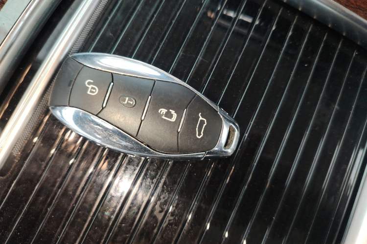 Used Hongqi HQ9 2023 2.0T Smart Connect Flagship Edition Vehicle Key