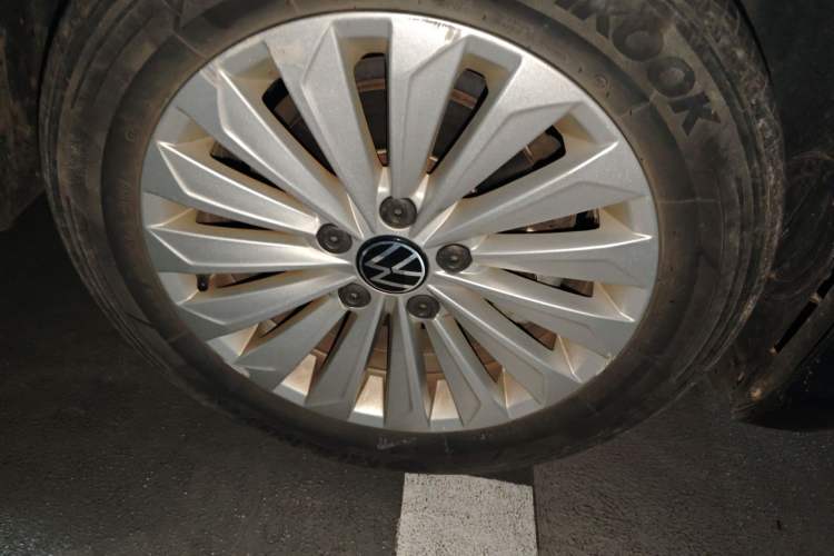 Used Volkswagen Lavida 2021 1.5L Automatic Vision Edition Right Front Wheel Hub