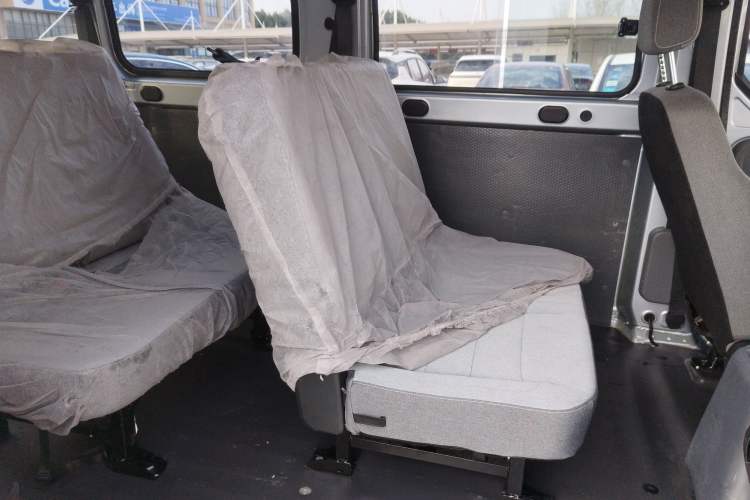 Used Wuling Yangguang 2024 300KM Comfort Version Passenger Van 75kW