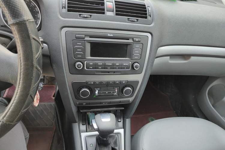 Used Skoda Octavia 2012 1.6L Automatic Yijun Edition Audio And AC Panel