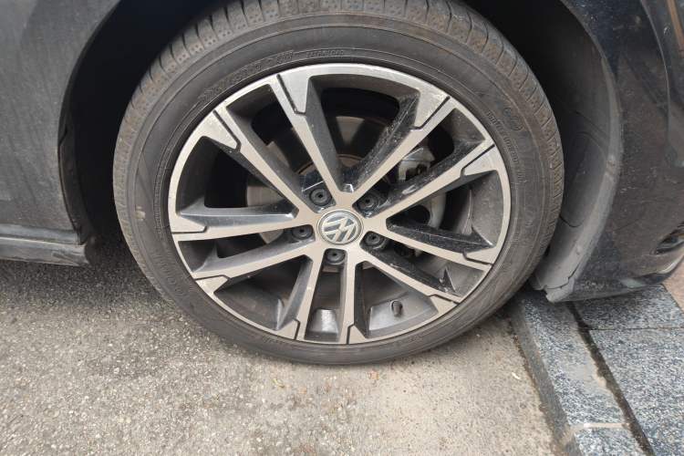 Used Volkswagen Golf 2016 1.4TSI Manual R-Line Right Front Wheel Hub