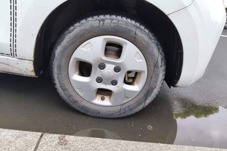 Used Roewe Clever 2021 302 km New Four-Seater Super-Efficient Version Right Front Wheel Hub