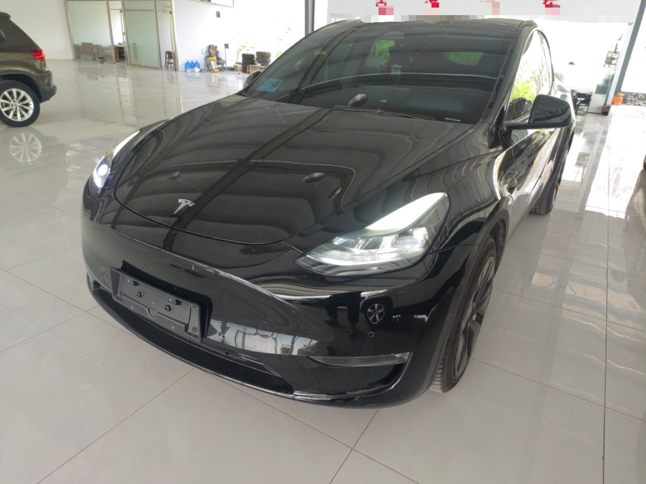 Под передней частью автомобиля