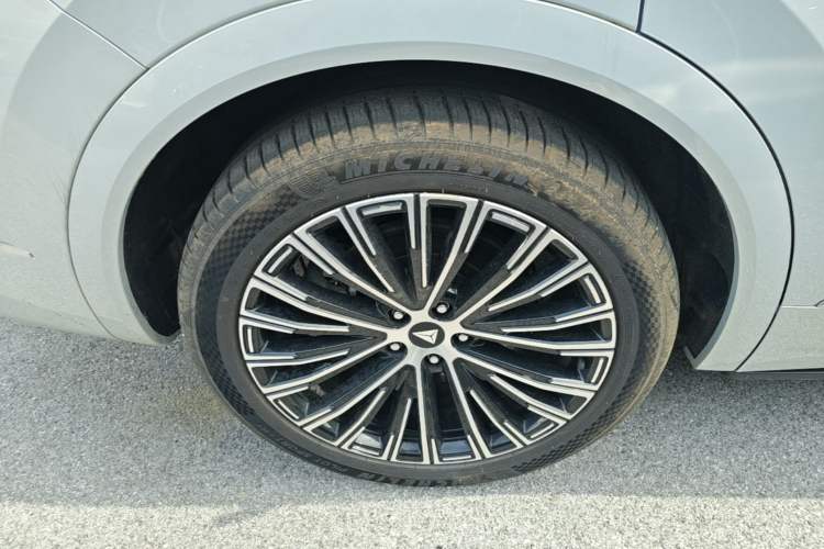 Used Deepal S09 2025 Four-Wheel Drive Ultra+ Custom Edition Exterior 3