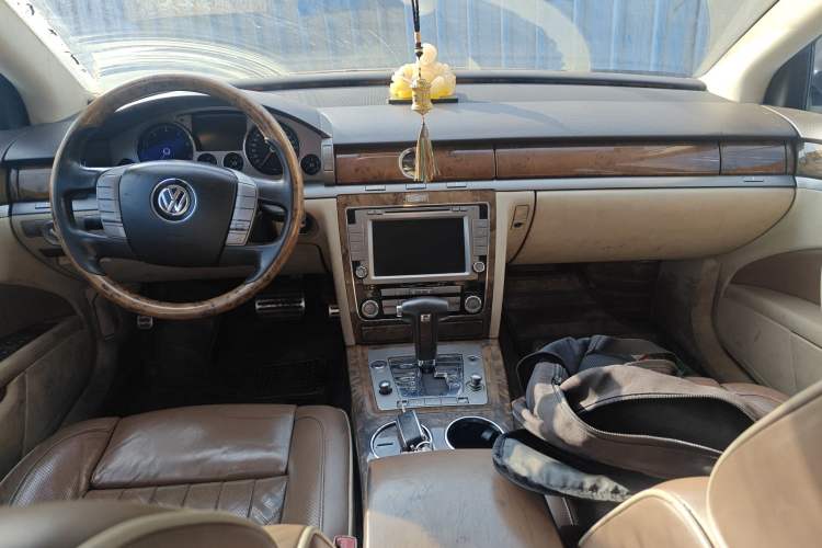 Used Volkswagen Phaeton 2011 3.6L V6 5-Seater Extended-Length Individual Edition Center Console