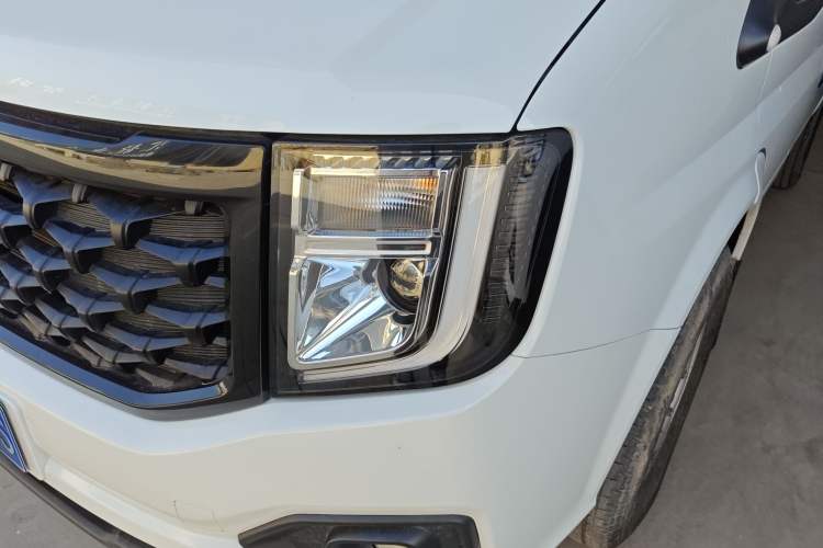 Used JMC Fushun 2023 2.0T Automatic Short-Wheelbase Mid-Top Commercial Multi-Purpose 6-Seater Passenger Vehicle