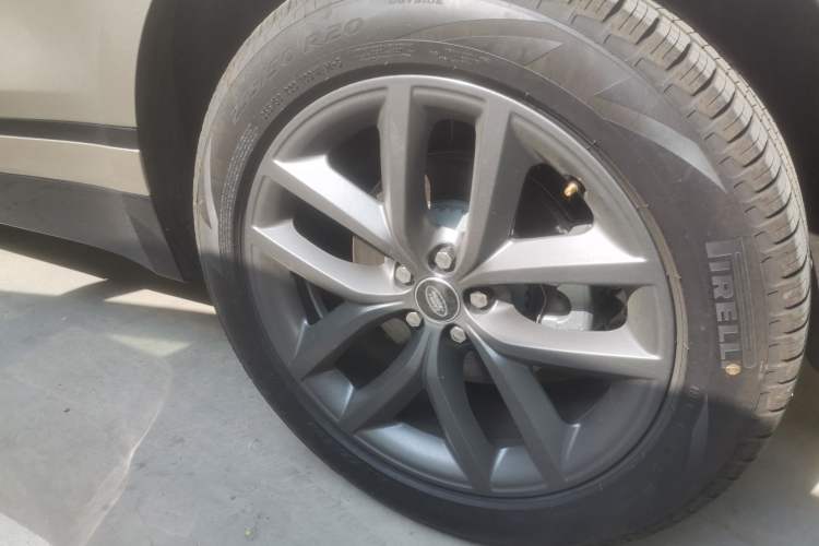 Used Land Rover Range Velar 2025 Dynamic SE Right Front Wheel Hub