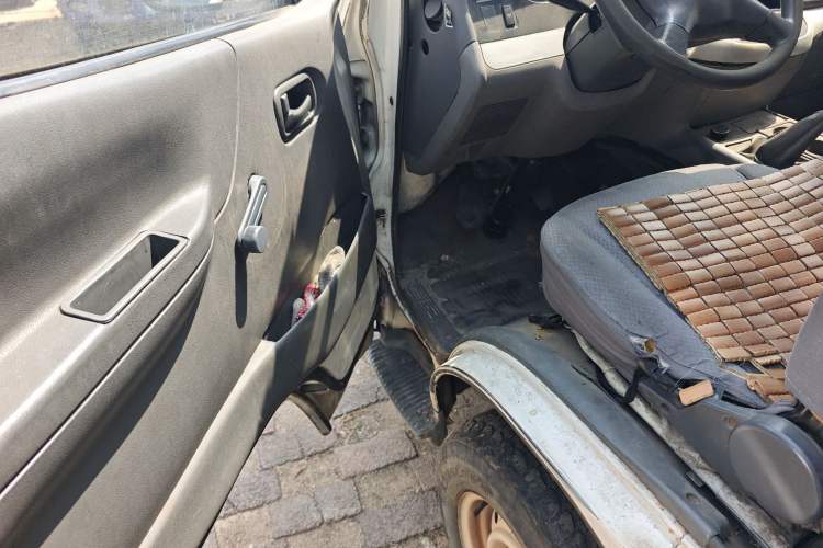 Used Jinbei Hiace 2018 2.0L Fifth-Generation Box Truck Standard Roof 2 Seats 4G21C