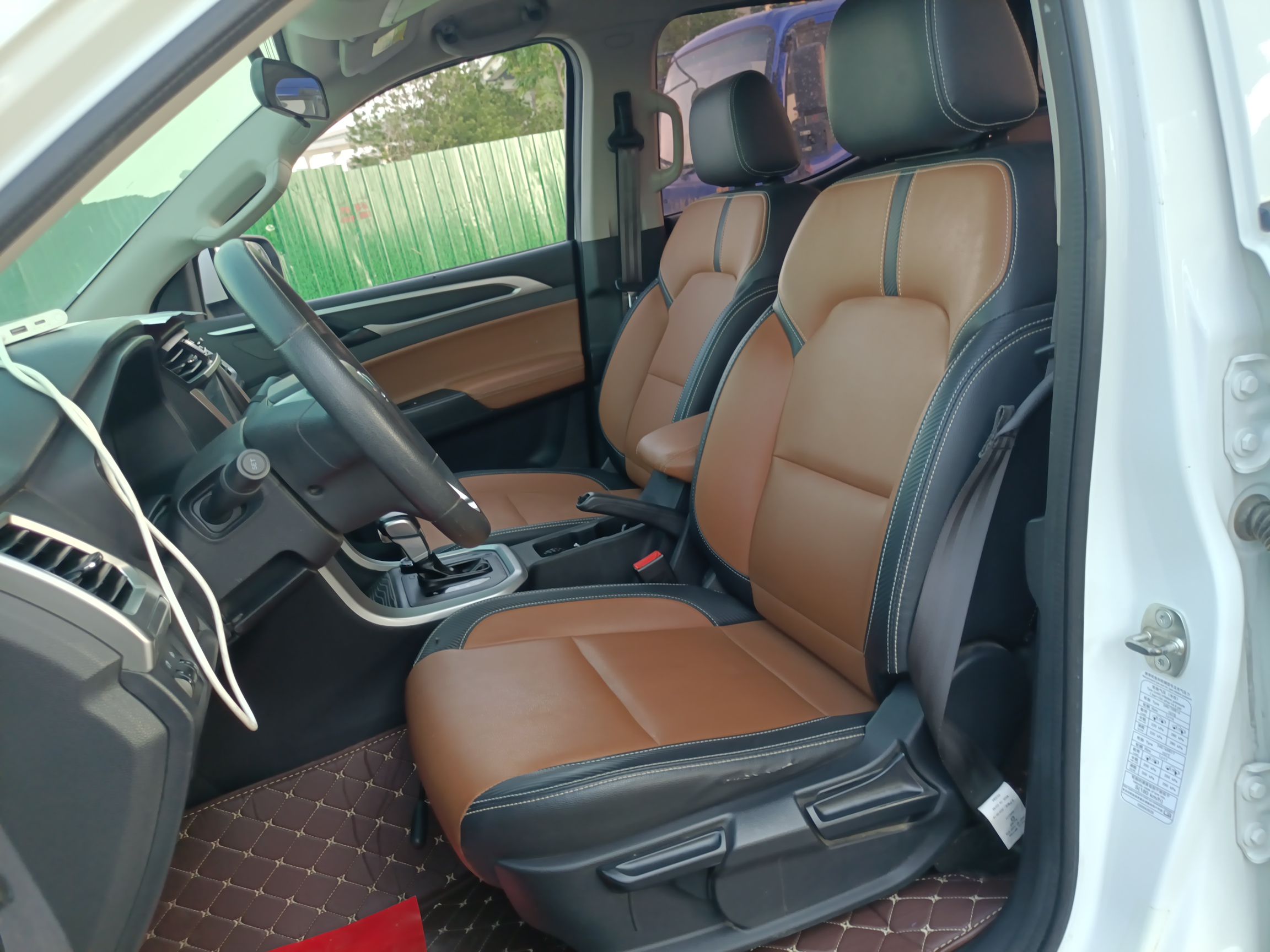 المقاعد الأمامية داخل السيارة