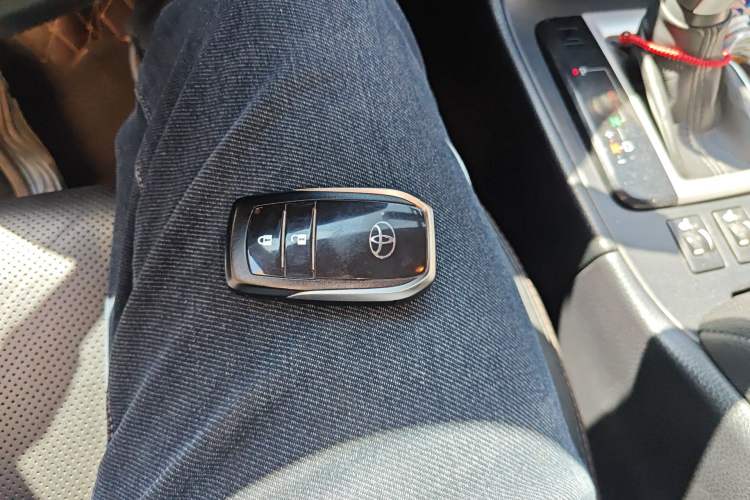 Used Toyota Highlander 2015 2.0T Four-Wheel Drive Luxury Edition 7-Seater Vehicle Key