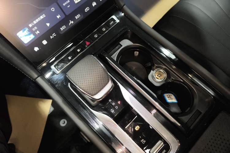 Used Hongqi H5 2025 Model 2.0T Automatic Xuan Ying 2 Million Units Commemorative Edition Gear Lever