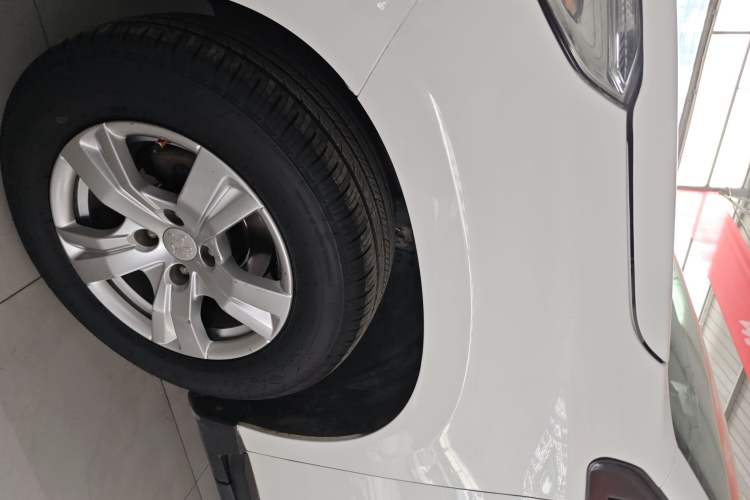 Used Peugeot 2008 2015 1.6L Automatic Playcool Edition Left Front Wheel Hub