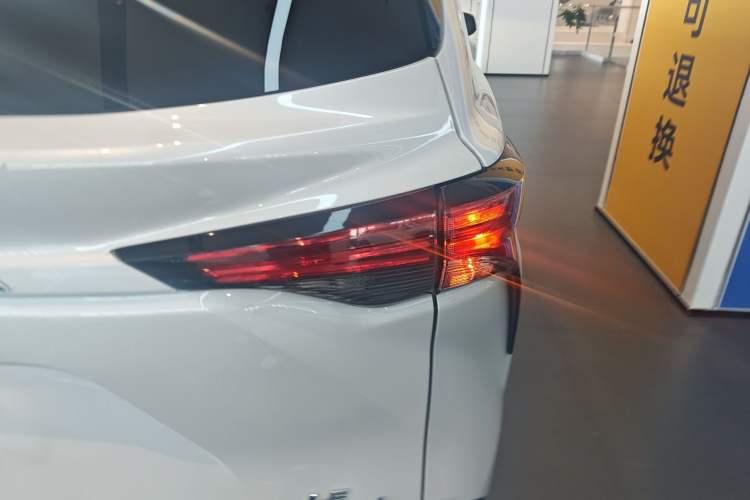 Used Toyota SIENNA 2023 2.5L Hybrid Comfort Edition Right Rear Taillight