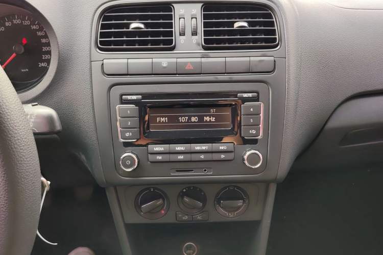 Used Volkswagen Polo 2013 1.4L Manual Fashion Edition Audio And AC Panel