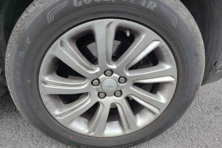 Used Land Rover Discovery Sport 2018 240 PS SE Version Right Front Wheel Hub