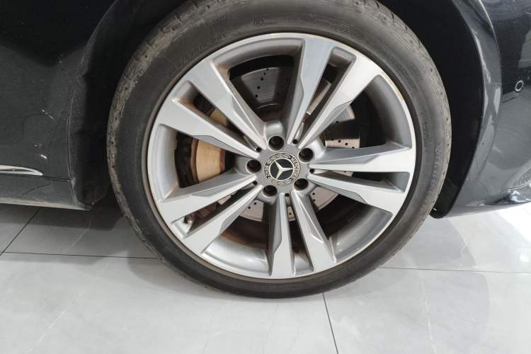 Used Mercedes-Benz S-Class 2020 S 350 L Exclusive Edition Prestige Collection Right Front Wheel Hub