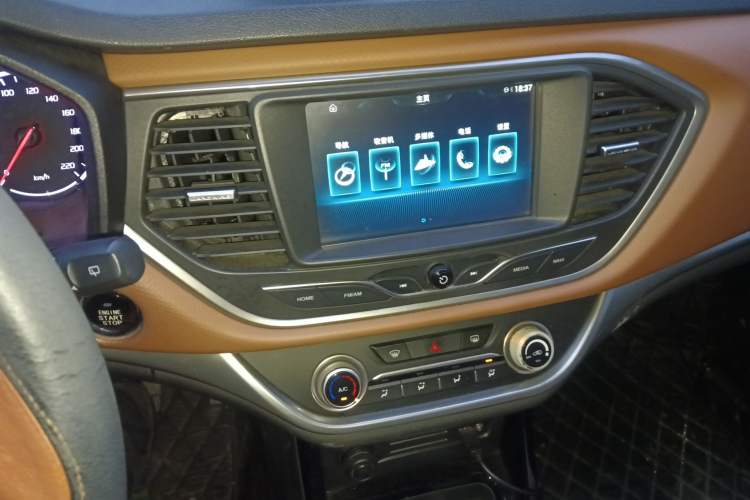 Used Land X2 2017 1.6L Automatic Platinum Edition Audio And AC Panel