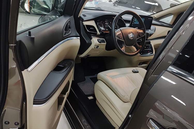 Used Buick GL8 2023 Facelifted Land Cruiser Executive Luxury Version