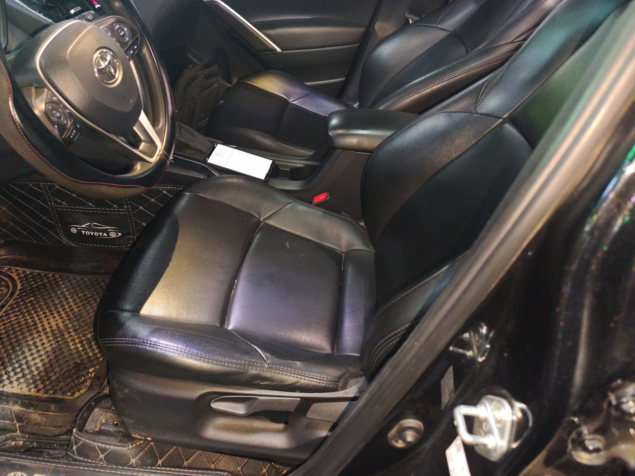 المقاعد الأمامية داخل السيارة