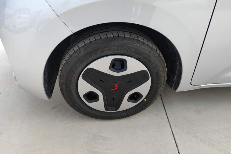 Used Wuling Zhiguang New Energy 2025 Comfort Model Left Front Wheel Hub