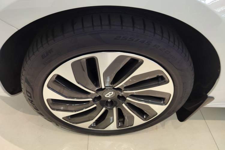 Used Hima AITO M5 2022 Pure Electric All-Wheel-Drive Performance Edition Left Front Wheel Hub