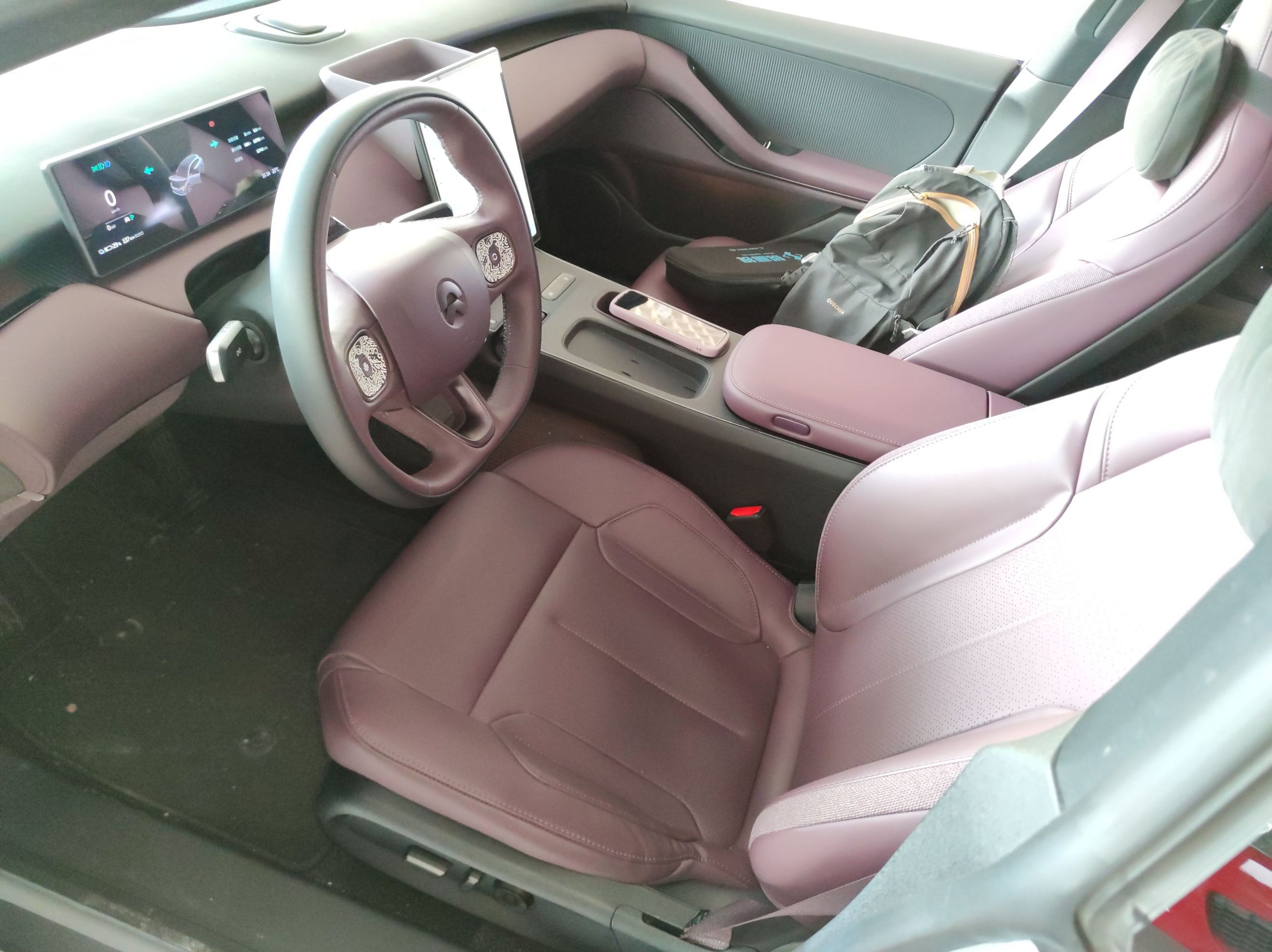 المقاعد الأمامية داخل السيارة