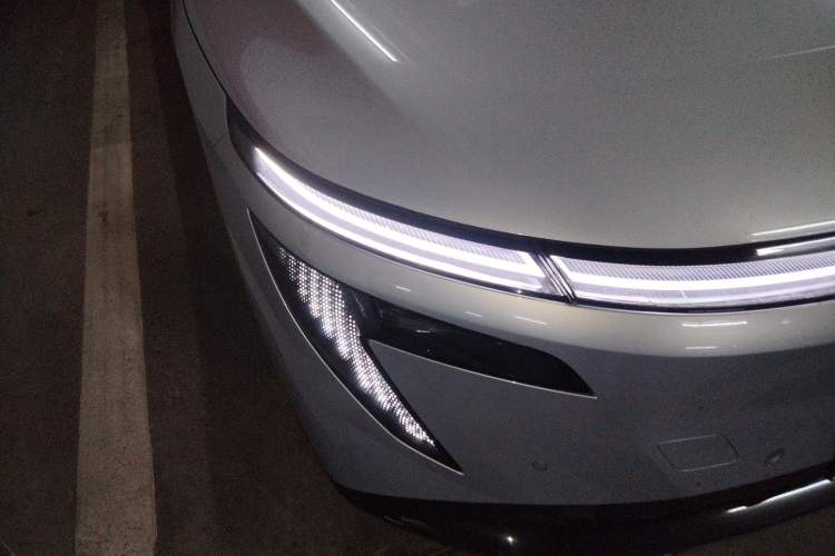 Used Nissan N7 2025 625 Max Right Front Headlight