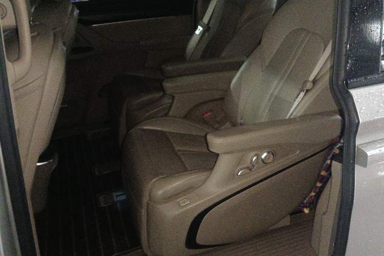 Used Buick GL8 2020 ES Land Cruiser 653T Flagship Model Left Rear Seat