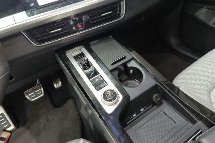 Used Volkswagen Tavendor 2024 380TSI All-Wheel-Drive R-Line Cruise Premium Edition Gear Lever