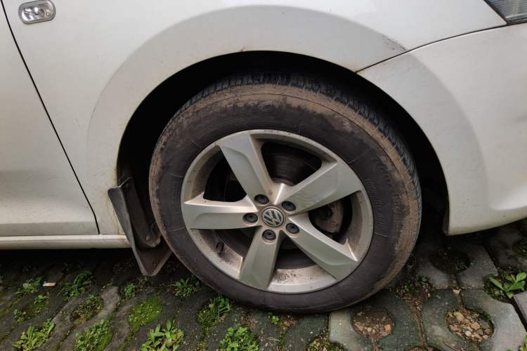 Used Volkswagen Santana 2015 1.6L Automatic Comfort Edition Right Front Wheel Hub