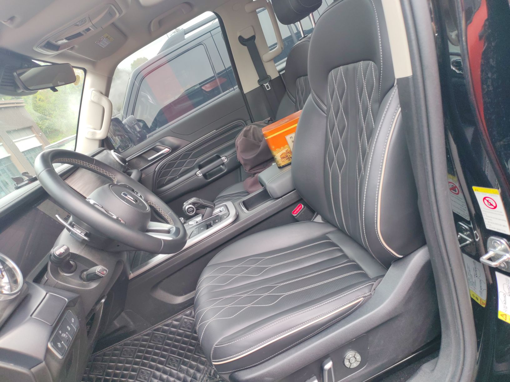 المقاعد الأمامية داخل السيارة