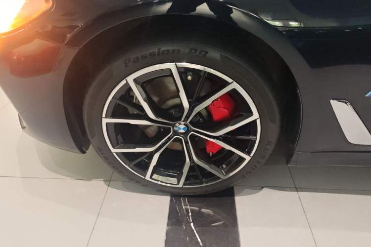 Used BMW 5 Series 2019 Restyled 530Li Luxury Edition M Sport Package Left Front Wheel Hub