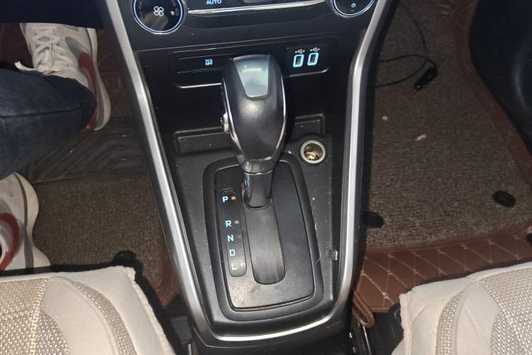 Used Ford EcoSport 2018 1.5L Automatic Platinum Wing Model Gear Lever