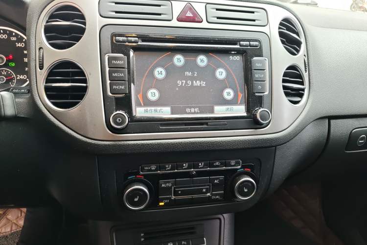 Used Volkswagen Tiguan 2012 2.0 TSI Automatic All-Wheel Drive Flagship Edition Audio And AC Panel