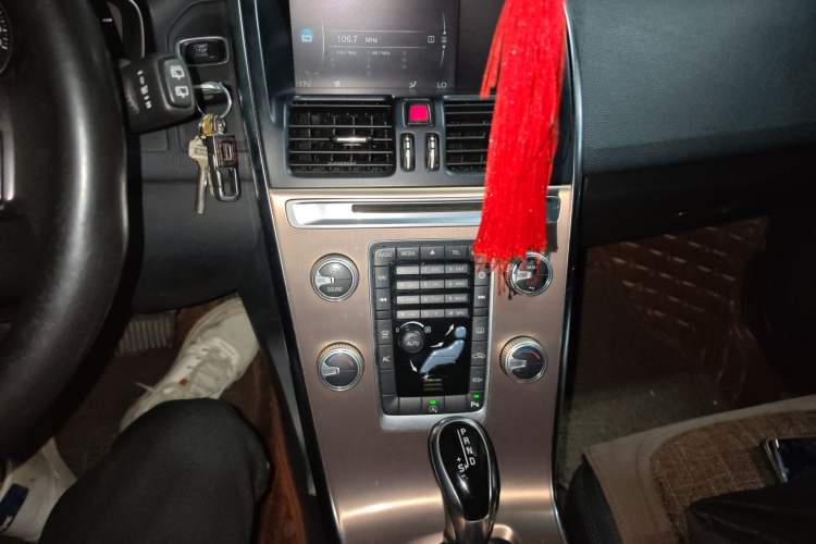 Used Volvo XC60 2016 T5 Smart Drive Edition Audio And AC Panel