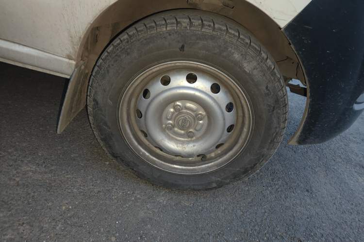 Used Jinbei Hiace X30 2023 1.5L Super-Comfortable Passenger Van 5/6/7-Seater Non-Air-Conditioned Version Model SWC15M Right Front Wheel Hub