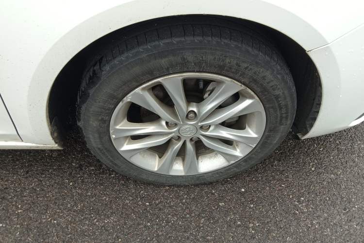 Used Buick Verano 2019 Sedan 20T Dual-Clutch Elite Model Exterior 4