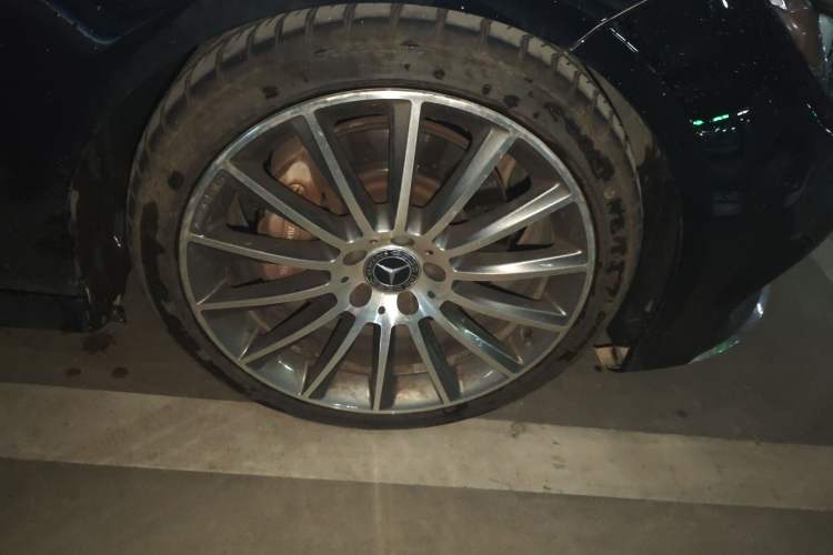 Used Mercedes-Benz CLS 2017 CLS 320 Elegant Edition Right Front Wheel Hub