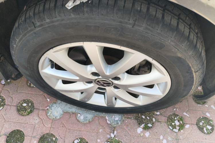 Used Volkswagen Sagitar 2012 1.4TSI Manual Luxury Model Right Front Wheel Hub