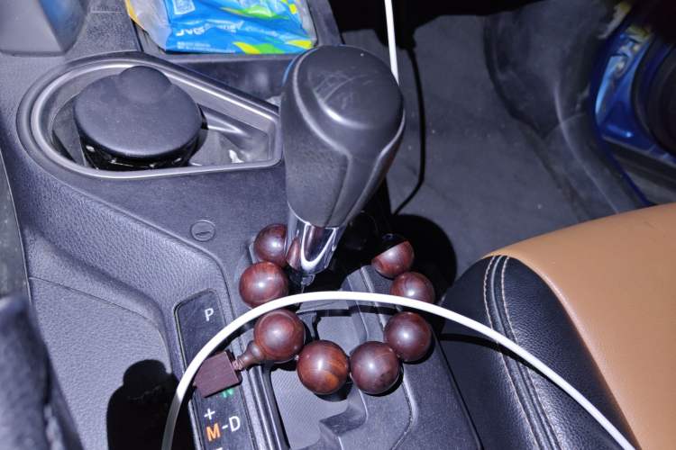 Used Toyota RAV4 2016 2.0L CVT Two-Wheel Drive Fashion Edition China V Standard Gear Lever