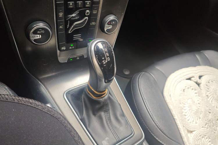 Used Volvo V40 2014 2.0T Zhiya Edition Gear Lever