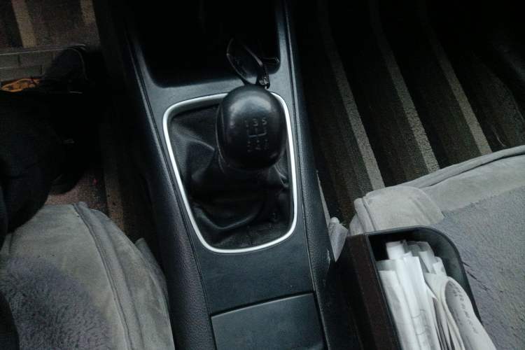 Used Nissan Tiida 2011 1.6L Manual Comfort Edition Gear Lever