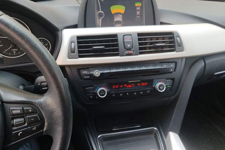 Used BMW 3 Series 2014 320Li Fashion Model Audio And AC Panel