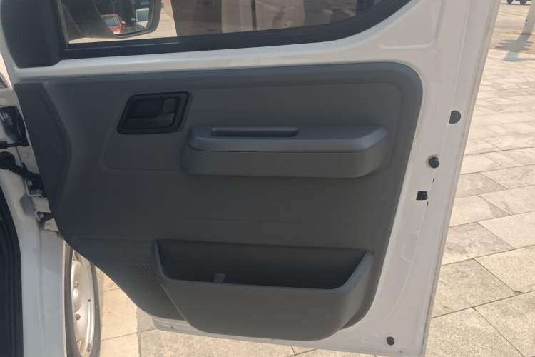 Used Wuling Yangguang 2024 300KM Comfort Version Passenger Van 75kW