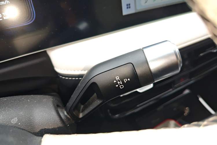 Used Geometry E Firefly 2024 401 km Fluorescent
