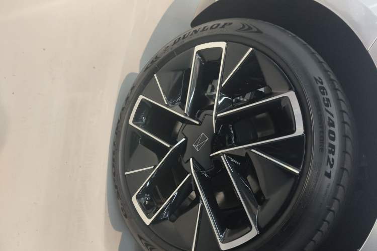 Used Avatr 12 2025 Year Updated Ultra Extended-Range Version Right Rear Wheel Hub