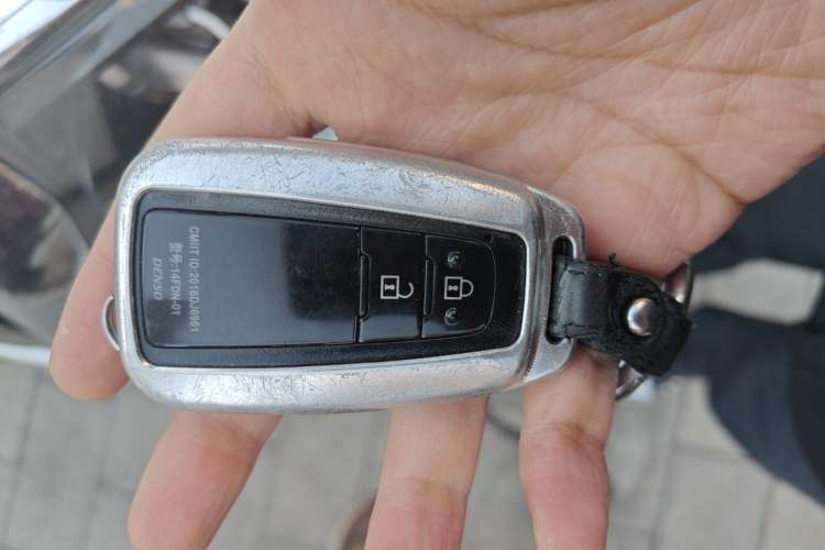 Used Toyota Prado 2018 3.5L Automatic TX-L with Rear-Mounted Spare Tire Vehicle Key